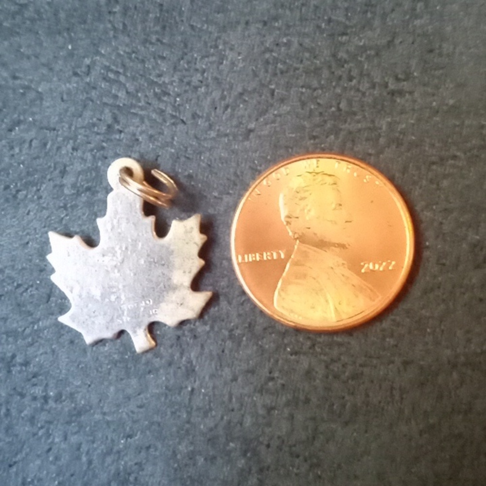 Pretty 3/4" silver maple leaf charm - Picture 2 of 2